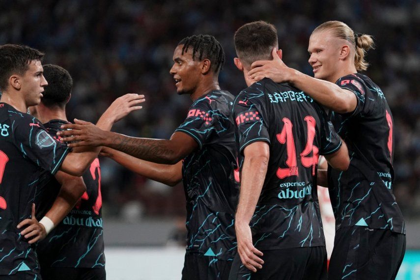 El defensor del Manchester City, Aymeric Laporte (2D), celebra con sus compañeros de equipo después de su gol durante el partido amistoso de fútbol internacional entre el Bayern Munich de Alemania y el Manchester City de Inglaterra en el Estadio Nacional de Tokio el 26 de julio de 2023.