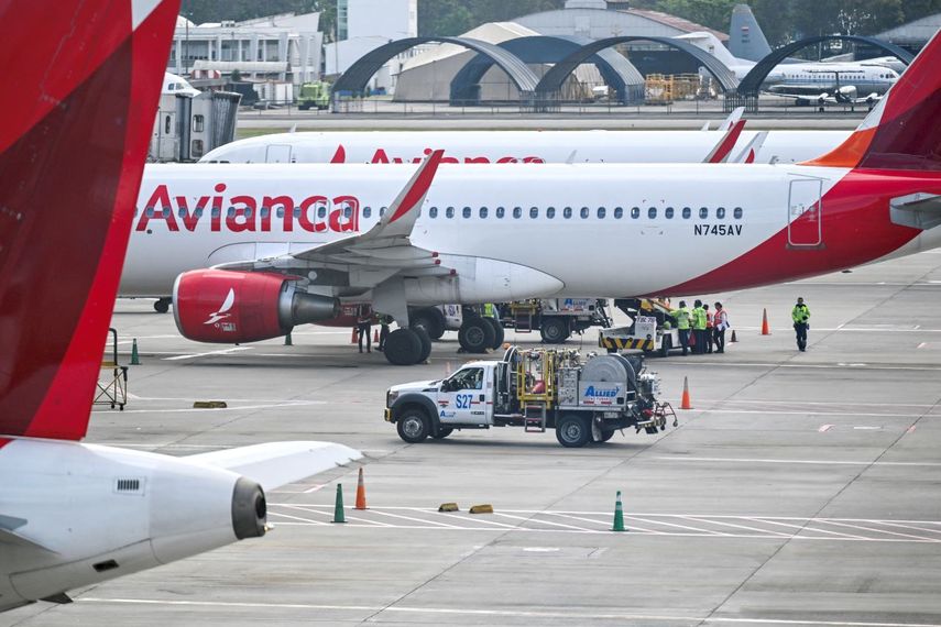 Un camión con combustible cerca del avión de Avianca en el aeropuerto internacional de Bogotá, Colombia.