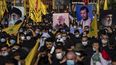 Partidarios de Hezbolá sostienen fotografías del líder supremo, el ayatolá Ali Khamenei, a la izquierda, el excomandante de las fuerzas de movilización popular de Irak, Abu Mahdi al-Muhandis, segundo a la izquierda, Abdel-Malek al-Houthi, el líder de los rebeldes chiitas de Yemen, segundo a la derecha, y el líder de Hezbolá, Sayyed Hassan Nasrallah, en el sur de Beirut, Líbano.