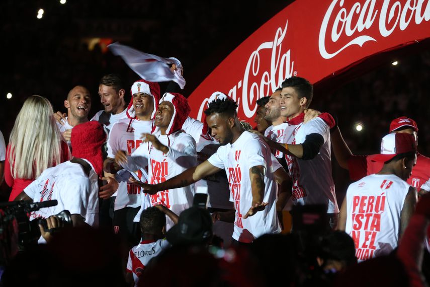 Tras culminar el partido, los jugadores desataron la celebración en el estadio Nacional de Lima.