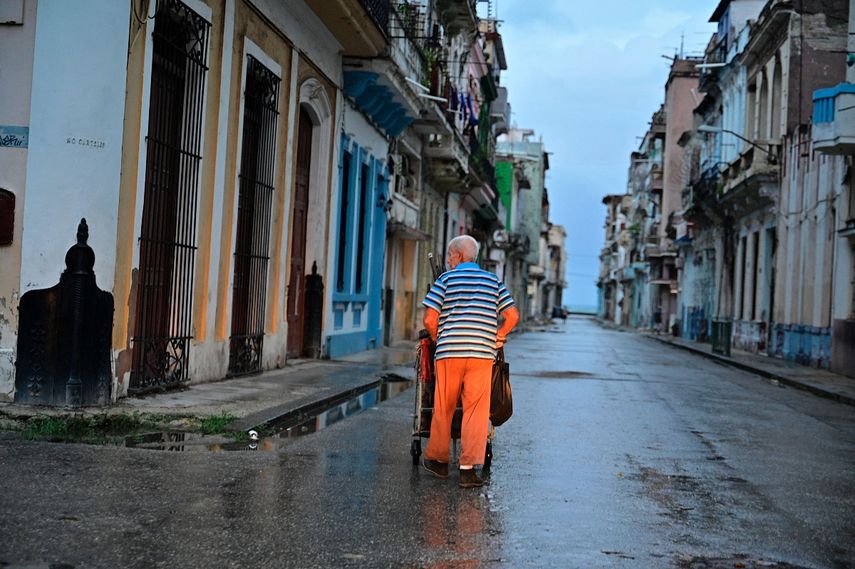 Un barrendero camina por la calle durante un apagón nacional causado por una falla de red en La Habana, el 19 de octubre de 2024.