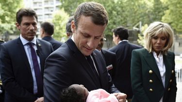 El presidente Emmanuel&nbsp;Macron sostiene en brazos a un recién nacido, durante su visita al hospital pediátrico Robert Debre en París.