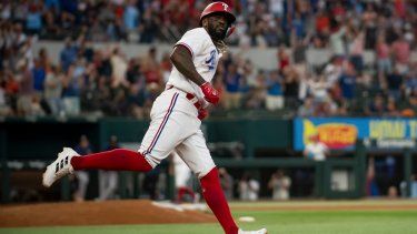 El cubano Adolis García, de los Rangers de Texas, trota alrededor de las bases después de batear un cuadrangular solitario en la parte baja de la séptima entrada, en el juego de béisbol en contra de los Astros de Houston, en Arlington, Texas, el lunes 3 de julio de 2023.&nbsp;