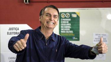 Claro favorito en un clima de alta polarización es el ultraderechista Jair Bolsonaro, que tenía una popularidad de hasta el 36% debido al descrédito de la clase política y el enfado de muchos brasileños por los escándalos de corrupción de los últimos años.