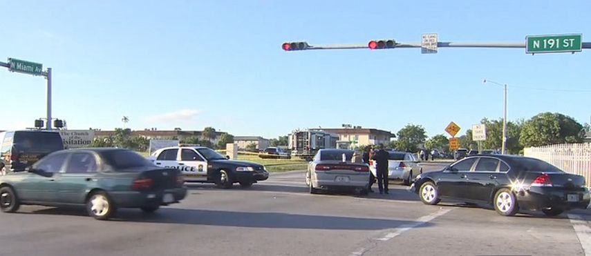 El sujeto implicado en el tiroteo fue detenido en la esquina de la calle 191 de North Miami. (CORTESÍA WSVN) 