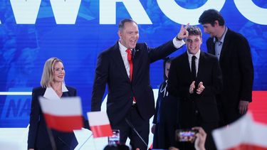 El presidente Karol Nawrocki (2i), junto con su esposa Marta Nawrocka (i) y sus hijos Daniel (d) y Antoni (2d), celebran su victoria durante la noche de las elecciones presidenciales en Varsovia.