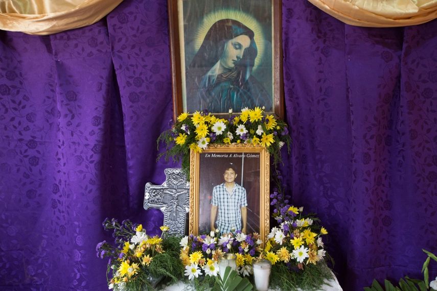 En esta foto del 2 de mayo de 2018, un altar dedicado a Álvaro Gómez, de 23 años, está adornado con una imagen de la patrona de Nicaragua, La Purísima, y un crucifijo, en Masaya, Nicaragua