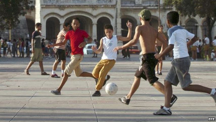 En las calles de La Habana es bastante habitual ver a los más jóvenes con un balón. (EFE)