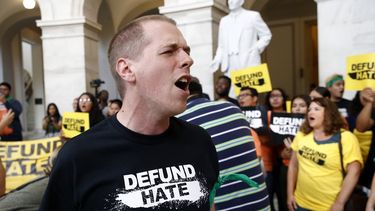 Manifestantes se congregan en el Capitolio en Washington para protestar contra las políticas fronterizas y de inmigración del gobierno el martes 25 de junio del 2019.&nbsp;