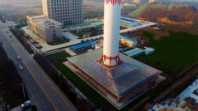 Una chimenea de 60 metros de altura se alza entre un mar de edificios de gran altura en Xian, una de las ciudades más contaminadas de China, con el objetivo de limpiar el aire.&nbsp;