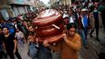 Un nutrido grupo de personas acompaña el féretro hasta el funeral del John Mendoza, de 34 años, que murió en las protestas contra la nueva presidenta Dina Boluarte, en Ayacucho, Perú, el sábado 17 de diciembre de 2022.