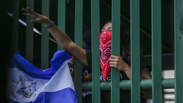 Un estudiante con el rostro cubierto por miedo a las represalias participa&nbsp;en una manifestación&nbsp;contra el régimen de Daniel Ortega&nbsp;en Managua, Nicaragua, el 18 de junio de 2019.