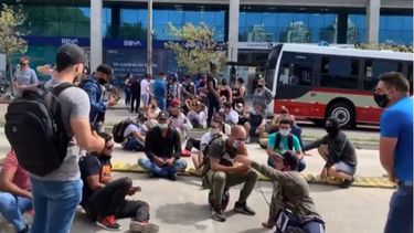 Migrantes cubanos cierran una calle en Montevideo.
