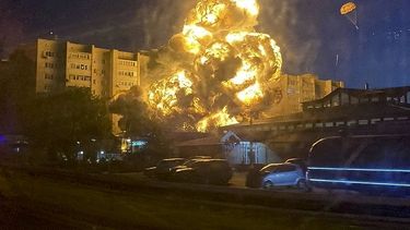 En esta imagen, distribuida por el canal de Telegram Kooperativ, una bola de fuego y humo sale del lugar donde se estrelló un avión de combate, en una zona residencial de Yeysk, Rusia, el 17 de octubre de 2022.&nbsp;