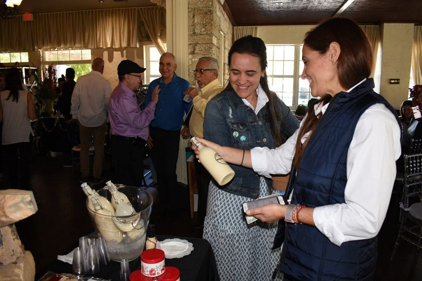 Malala Mezerhane, presidenta de la M Foundation observando uno de los productos del bazar navide&ntilde;o.&nbsp;&nbsp;