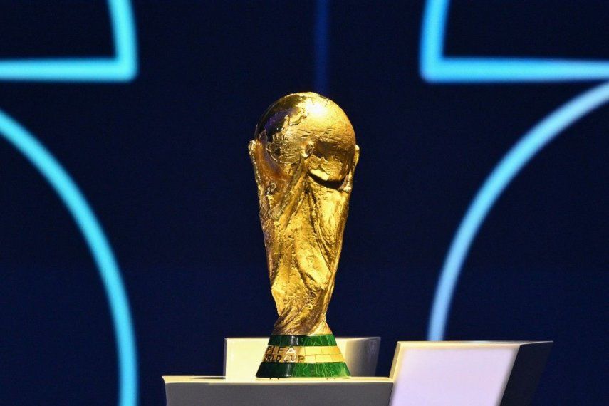El trofeo de la Copa Mundial de la FIFA se exhibe en un podio durante el sorteo de la Copa Mundial de Fútbol de la FIFA 2026 que se celebrará en Estados Unidos, Canadá y México, en el Kennedy Center, en Washington, DC, el 5 de diciembre de 2025.&nbsp;