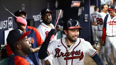 Travis dArnaud, de los Bravos de Atlanta, festeja en el dugout con el cubano Guillermo Heredia (izquierda), luego de conectar un jonrón ante los Nacionales de Washington, el martes 20 de septiembre de 2022