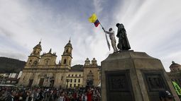 Gente protesta contra una propuesta econ&oacute;mica en Bogot&aacute;, Colombia, el lunes 16 de diciembre de 2019.&nbsp;
