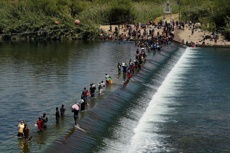 Un grupo de haitianos cruza hacia Estados Unidos en Del Río, Texas, septiembre/2021.