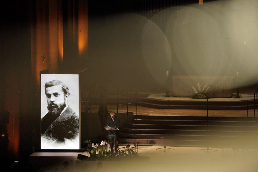 Un retrato del arquitecto español Antoni Gaudí se exhibe durante una ceremonia que conmemora el centenario de la finalización de la Torre Bernabé de la Basílica de la Sagrada Familia, en Barcelona, el 30 de noviembre de 2025. &nbsp;