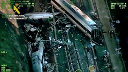 Trabajadores de emergencia en el lugar donde un tren de alta velocidad se descarriló y fue impactado por otro tren mientras continúan los esfuerzos de rescate en Adamuz, sur de España, el 19 de enero de 2026. Trabajadores de emergencia en el lugar donde un tren de alta velocidad se descarriló y fue impactado por otro tren mientras continúan los esfuerzos de rescate en Adamuz, sur de España, el 19 de enero de 2026.