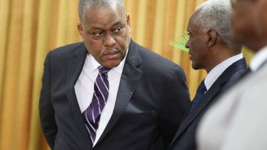 El primer ministro haitiano Garry Conille, izquierda, habla con el presidente del consejo Edgard Leblanc Fils durante su ceremonia de investidura en Puerto Príncipe, Haití, el lunes 3 de junio de 2024.