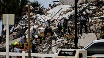 Rescatistas buscan sobrevivientes en medio de los escombros.