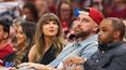 Taylor Swift y Travis Kelce de los Kansas City Chiefs asisten al tercer partido entre los New York Knicks y los Cleveland Cavaliers en las Finales de la Conferencia Este de la NBA en el Rocket Arena el 23 de mayo de 2026 en Cleveland, Ohio.