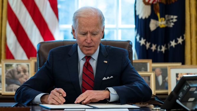 El presidente Joe Biden firma órdenes ejecutivas para que más gente cuente con seguro médico, en la Oficina Oval de la Casa Blanca, en Washington el 28 de enero de 2021.