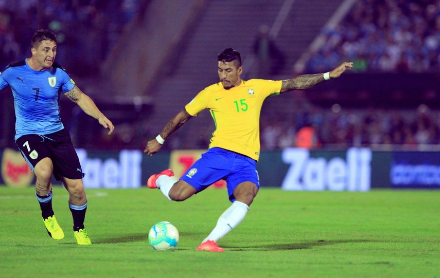 El jugador de la selección de&nbsp;Brasil&nbsp;Paulinho (derecha) dispara al arco uruguayo ante la marca del jugador Cristian Rodríguez.&nbsp;