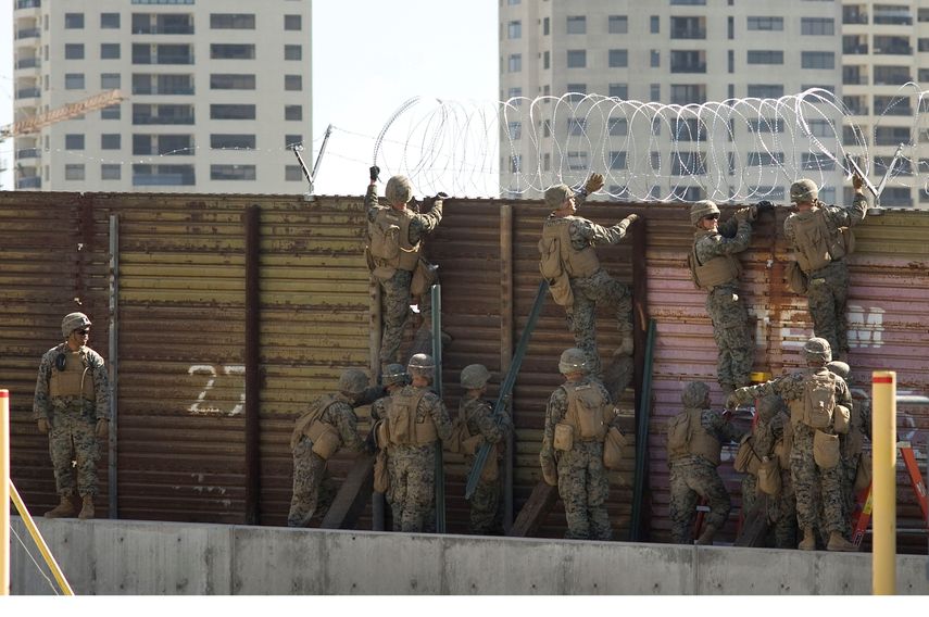&nbsp;Soldados estadounidenses instalan un cercado de alambre en San Diego, California, para impedir el paso de la caravana de migrantes.