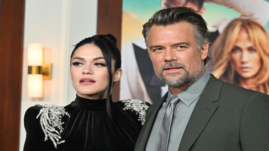 El actor estadounidense Josh Duhamel y su novia, la modelo Audra Mari, llegan para el estreno en Los Ángeles de Shotgun Wedding, de Prime Video, en el teatro chino TCL en Hollywood, California, el 18 de enero de 2023.