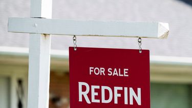 Letrero de venta de una propiedad de la firma Redfin.