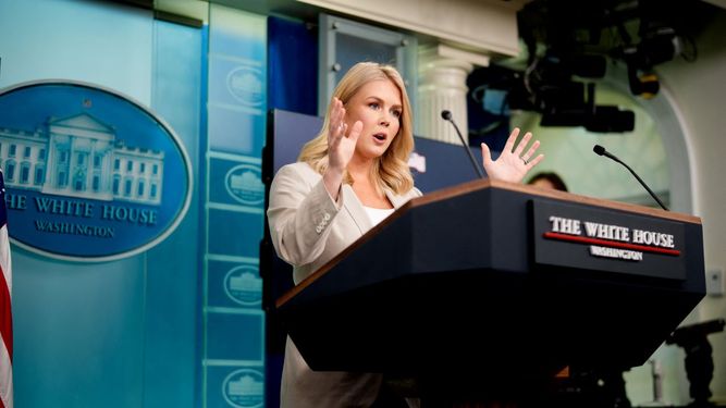 Karoline Leavitt, portavoz de la Casa Blanca en conferencia con periodistas el martes 1 de abril de 2025.