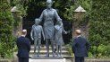 El príncipe William, a la izquierda, y su hermano, el príncipe Harry, develan una estatua que encargaron de su madre, la princesa Diana, en el que habría sido su 60 cumpleaños, el jueves 1 de julio de 2021 en el Jardín Hundido del Palacio de Kensington, en Londres. BBC indemniza a niñera de los príncipes por entrevista a Diana.
