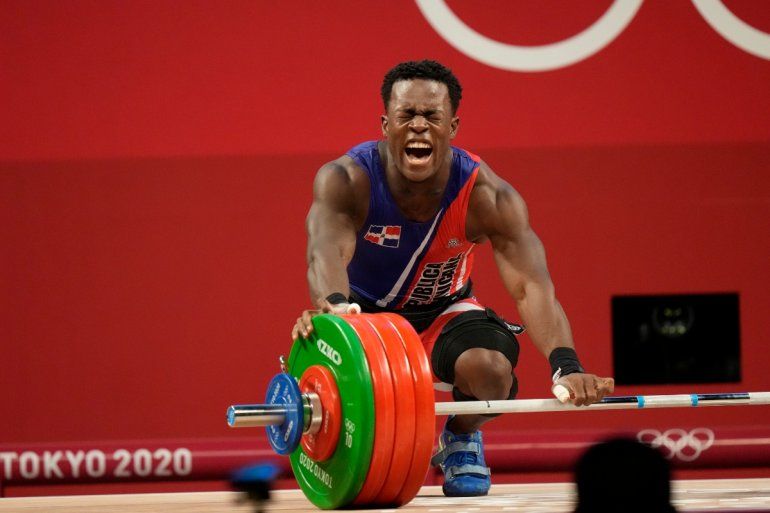 El pesista de República Dominicana Zacarías Bonnat durante su participación en la categoría de 81kg del levantamiento de pesos de los Juegos Olímpicos de Tokio