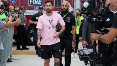 El delantero del Inter Miami Lionel Messi llega antes de un partido de fútbol de la Copa de la Liga contra Orlando City, el miércoles 2 de agosto de 2023, en Fort Lauderdale, Florida&nbsp;
