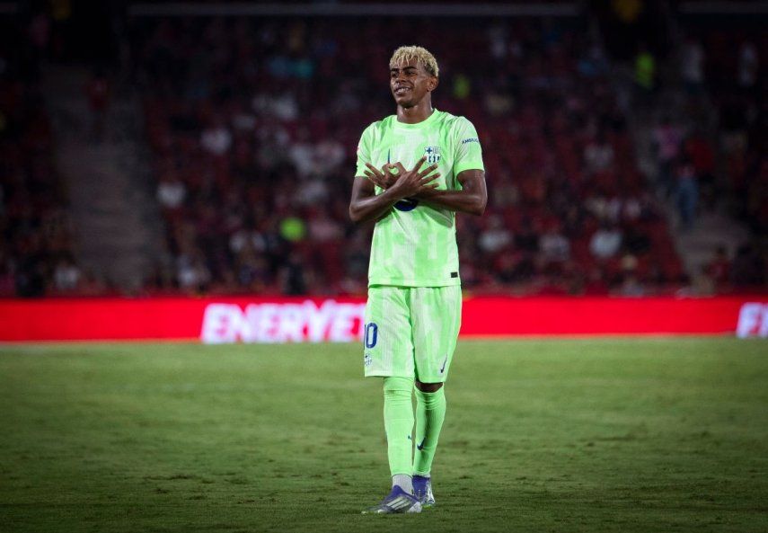 El atacante español Lamine Yamal, del Barcelona, celebra luego de anotar el tercer gol de su equipo en un partido, el 16 de agosto de 2025.