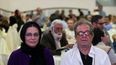 El cineasta iraní Dariush Mehrjui y su esposa Vahida Mohammadifar asisten a una ceremonia en Teherán el 1 de julio de 2015.