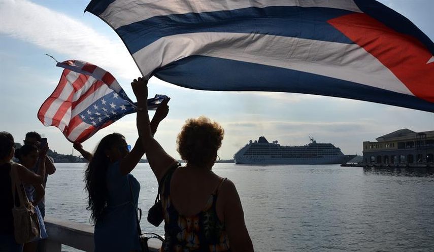 Un grupo de personas da la bienvenida al buque Adonia, de la compañía Fathom, filial de la empresa Carnival abriendo la primera línea de viajes de cruceros entre Estados Unidos y Cuba en más de medio siglo (EFE)