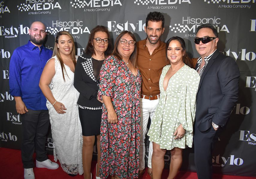 Adamari L&oacute;pez acompa&ntilde;ada por su familia.