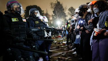La policía se enfrenta a estudiantes pro palestinos después de destruir parte de la barricada del campamento en el campus de la Universidad de California, Los Ángeles (UCLA) en Los Ángeles, California, la madrugada del 2 de mayo de 2024.