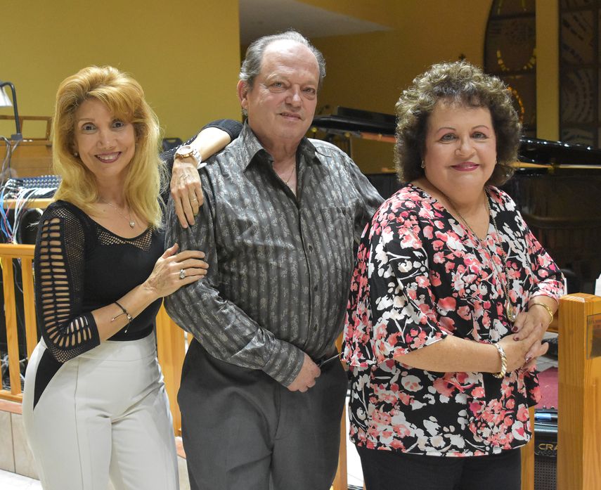 La directora de orquesta, Marlene Urbay, junto al director artístico Manny Albelo y la productora Tania Martí, durante el ensayo del espectáculo&nbsp;An Operetta Fantasy.&nbsp;