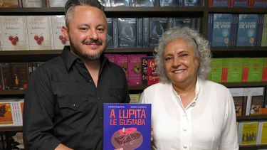 En esta fotografía del 21 de agosto de 2019 la autora mexicana Laura  Esquivel, derecha, y el ilustrador mexicano Jordi Castells posan para un  retrato durante una entrevista en la Ciudad de México.&nbsp;