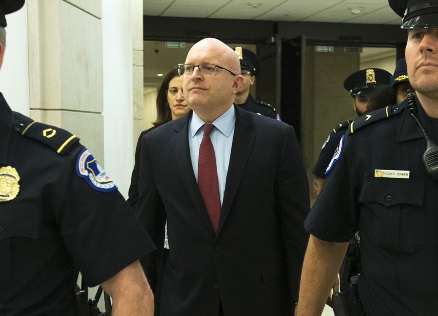 Philip Reeker, subsecretario de Estado interino para Europa, se retira del Capitolio, en Washington, al t&eacute;rmino de una entrevista a puertas cerradas, el s&aacute;bado 26 de octubre de 2019.&nbsp;