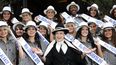 Genevieve de Fontenay, directora del comité nacional Genevieve de Fontenay, posa con las candidatas oficiales del concurso de belleza Miss Nacional 2011 el 2 de diciembre de 2010 en París.