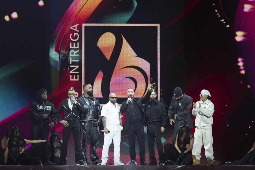 Sech, Jhayco, Eladio Carrion, Arcángel, J Balvin, Mora, Jay Wheeler y Feid hablan en el escenario durante el 38.º Premio Lo Nuestro de Univision en Kaseya Center el 19 de febrero de 2026 en Miami, Florida.&nbsp;