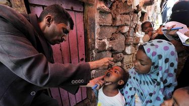 Fotografía tomada el 7 de abril de 2014 que muestra a un niño yemení que recibe la vacuna de polio durante una campaña en Saná (Yemen) (EFE)