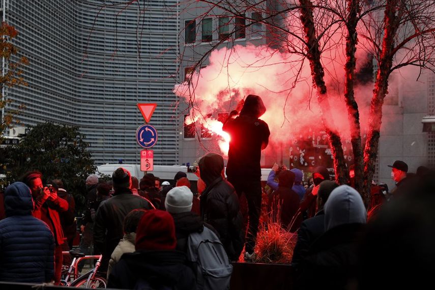 Un manifestante enciende una bengala durante una marcha contra las medidas impuestas por el gobierno de Bélgica para contener el coronavirus en Bruselas, Bélgica, el domingo 21 de noviembre de 2021. &nbsp;