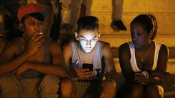 Un grupo de jóvenes trata de conectar a Internet.